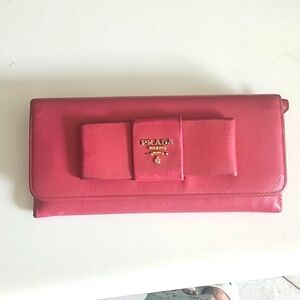 🔥🔥🔥Prada EUC Pink Bow Saffiano leather wallet